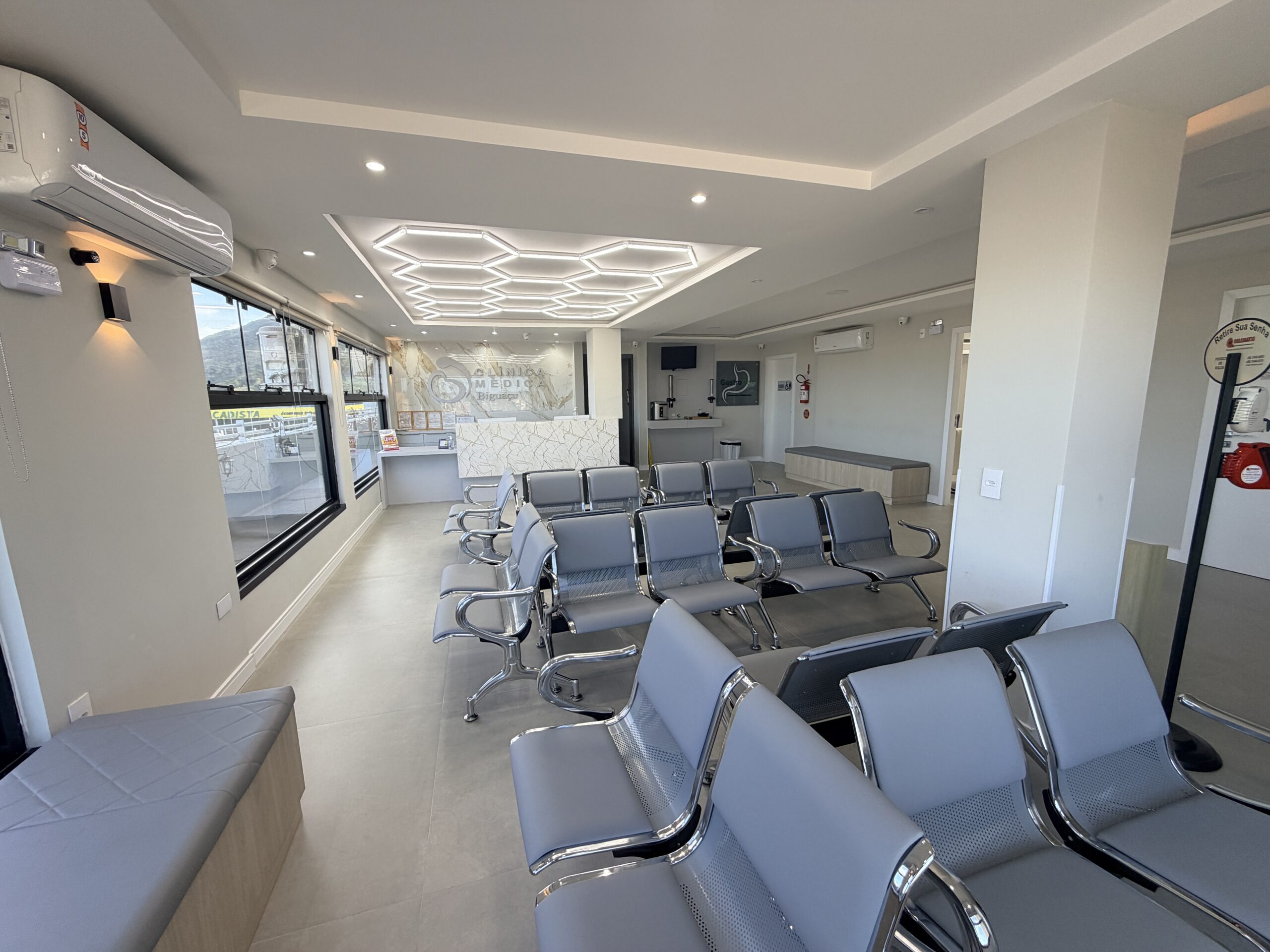 Recepção e sala de espera da GastroCare com balcão de atendimento