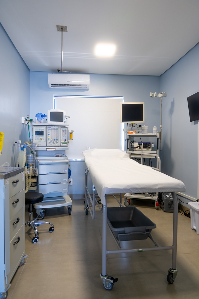 Sala de procedimento com posto de anestesia, monitorização e torre de endoscopia